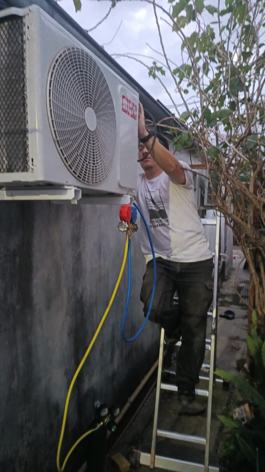Técnico DyF trabajando en unidad exterior de aire acondicionado